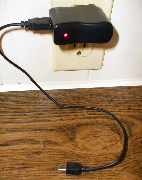 Evde enerji tasarrufu içın kullanılmayan şarj cihazlarını prizden çıkartın