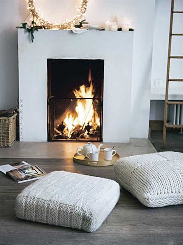 Kış dekorunda örme puflar