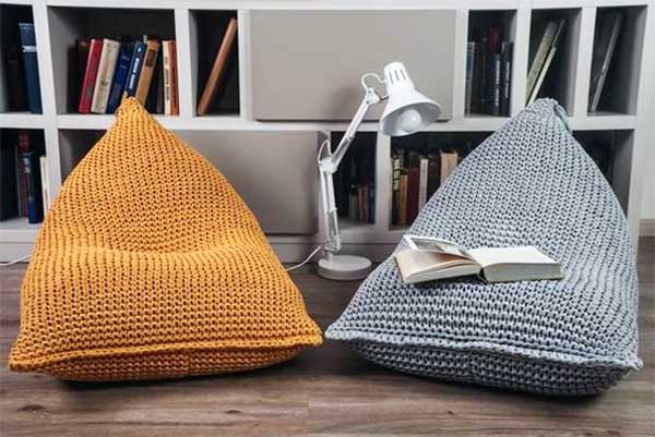 örme puflardan bir okuma köşesi