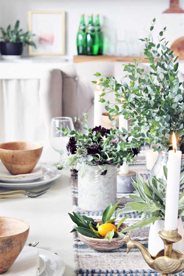 Yemek masanızı süslemek için mumları kullanabilirsiniz.