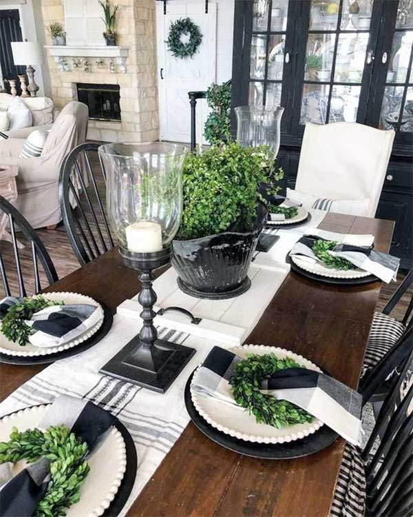 Yemek masanızı süslemek için mumları kullanabilirsiniz.