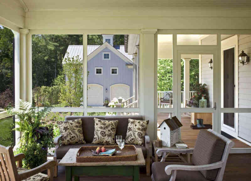 Kır evi tarzında dekore edilmiş sade fresh bir sundurma tasarımı. Geniş rahat mobilyalar dinlenmek için oldukça davekat bir alan oluşturmuş.