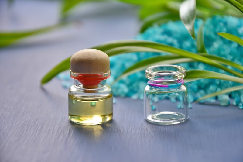 hindistancevizi yağı, su ve uçucu yağları karıştırın ve yavaşça kuru karışıma ilave edin.