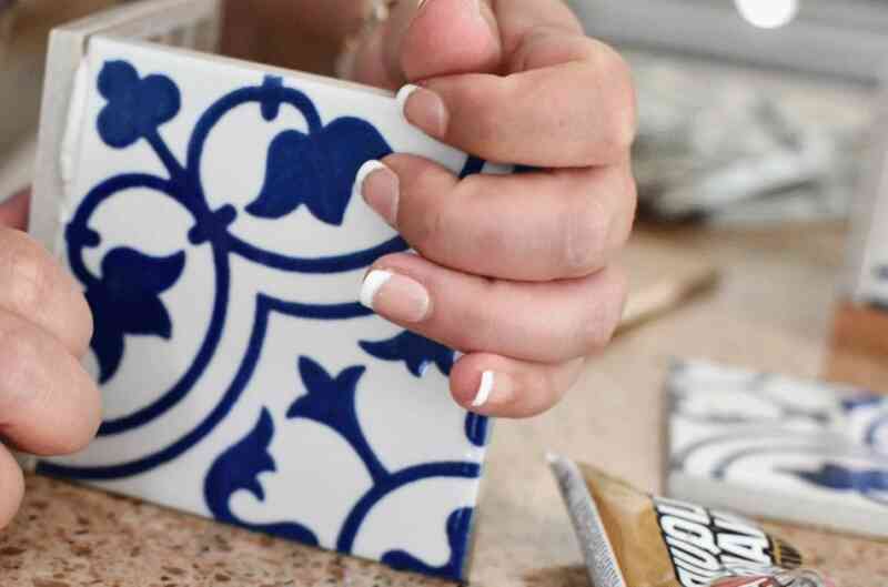 Evde Kalemlik Yapımı Projesi : Bir karonun kenarına bol miktarda yapıştırıcı sürün ve diğer karonun kenarı ile birleştirin.