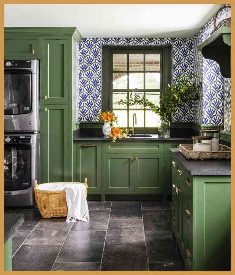 Burada tasarımcı, yosunlu yeşilleri, çiçekli duvar kağıtları ve bol miktarda taze çiçek sayesinde dış mekanı bu geniş çamaşır odasına getirmeyi başarmış