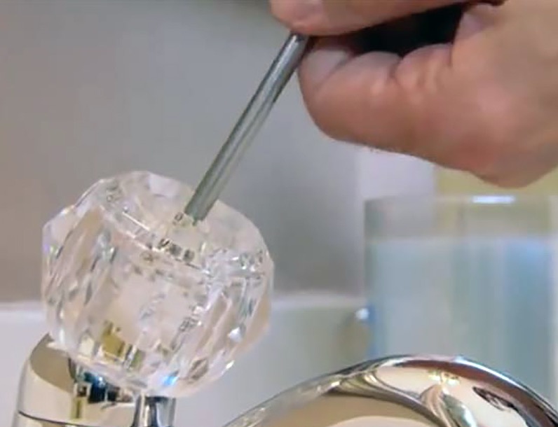 Parçaları çıkarırken, yeniden monte etmeyi kolaylaştırmak için bunları tezgah üzerine sırayla yerleştirin.