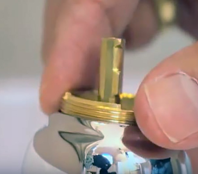 Kolu takın ve ayar vidasını sıkın. Vida kapağını yerleştirin.