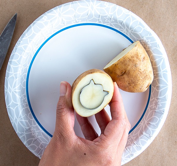 Kurabiye kalıbını patatesin açıkta kalan yani kabuksuz kısmına, olabildiğince bastırarak yerleştiriyoruz.