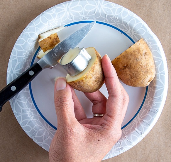 Bu aşamada, kurabiye kalıbını çıkarmadan, dış çevresini bıçakla dikkatlice temizliyoruz.