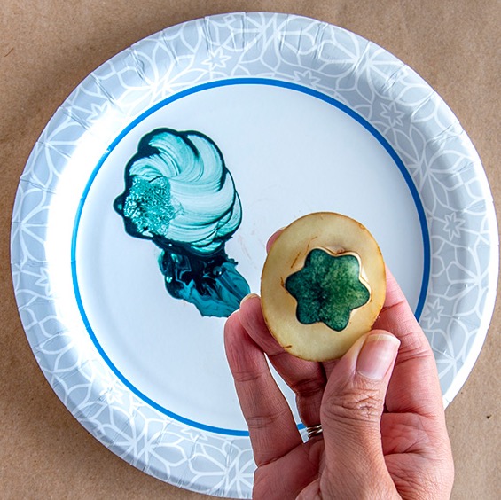 Patatesle hazırladığınız kalıbı boyaya batırın. Boyayı kalıbın üzerine isterseniz fırça yardımıyla sürebilirsiniz.