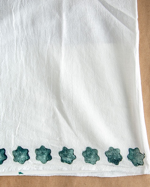 Her damgadan sonra boyaya yeniden batırın. Bir sıraya veya rastgele bir düzende damgalayabilirsiniz.