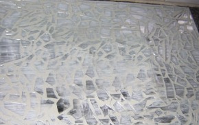 Plastik Macun Bıçağını kullanın ve Karyola başlığına yaklaşık 2 cm kalınlığında,  Seramik Karo Yapıştırıcısı uygulayın.